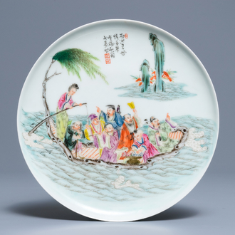 Une assiette en porcelaine de Chine famille rose à décor d'immortels, marque de Qianlong, République, 20ème