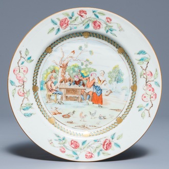 Une assiette en porcelaine de Chine famille rose à décor des 'Joueurs de cartes' d'après Teniers, Qianlong