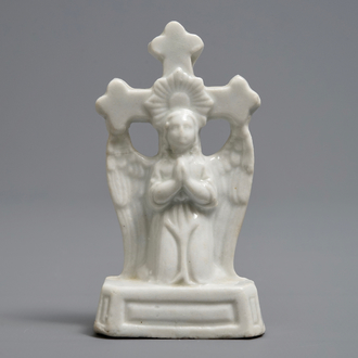 Une crucifix en porcelaine blanc de Chine de Dehua, Kangxi/Qianlong