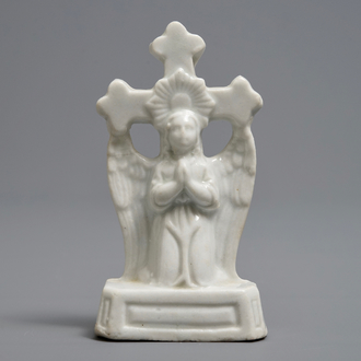 Een zeldzame Chinese Dehua blanc de Chine crucifix, Kangxi/Qianlong