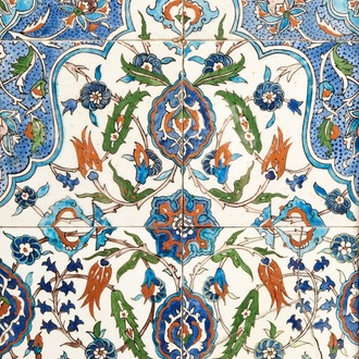 Un tableau de carreaux de style Iznik, Kutahya, Turquie, 19/20ème