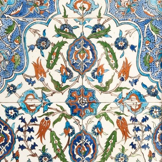 Een Iznik-stijl tegeltableau, Kutahya, Turkije, 19/20e eeuw