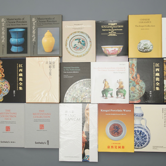 31 books on mostly Chinese Qing Dynasty porcelain, incl. a number of rare catalogs