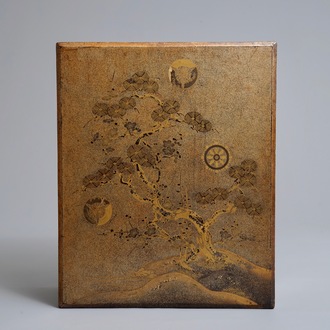 Een Japanse lakwerk 'suzuribako' schrijfkist met pijnboomdecor, Edo of Meiji, 18/19e eeuw