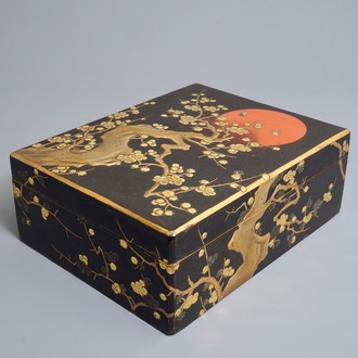 Een grote Japanse lakwerk 'suzuribako' schrijfkist met prunusdecor, Edo of Meiji, 18/19e eeuw