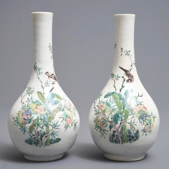 Une paire de vases de forme bouteille en porcelaine de Chine famille rose, Yongzheng