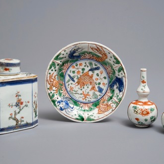 Een Chinese famille verte theebus met deksel, twee kleine vaasjes en een schotel, Kangxi