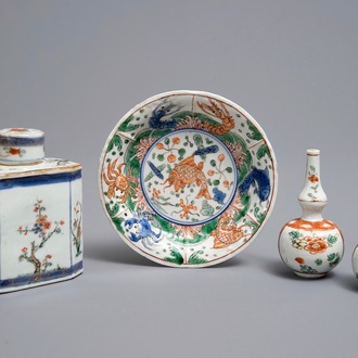 A Chinese famille verte tea caddy and cover, a moulded plate and two small vases, Kangxi