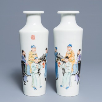 Une paire de vases de forme rouleau à décor de figures et calligraphie, marque de Qianlong, République, 20ème
