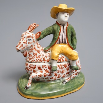 Un beurrier couvert en faïence polychrome dans le style de Delft, prob. Dèsvres, France, vers 1900