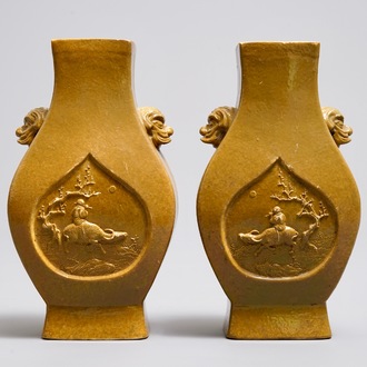 Une paire de vases en biscuit émaillé jaune, Chine, marque Wang Bing Rong Zuo, 19ème