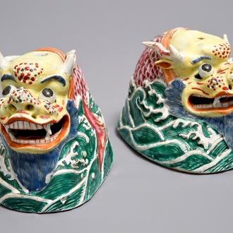 Une paire de modèles de dragons en porcelaine de Chine famille rose, Qianlong/Jiaqing