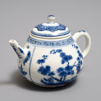 Een Chinese blauwwitte theepot met deksel, Kangxi