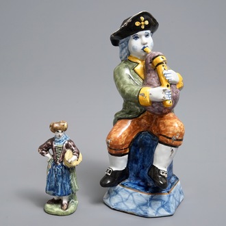 Twee polychrome Delftse figuren van een doedelzakspeler en een vrouw, 19e eeuw