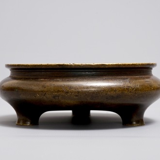 Een Chinese bronzen driepotige wierookbrander, Xuande merk, Ming