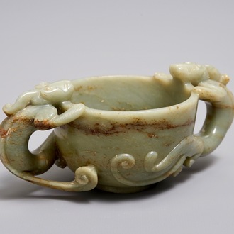 Une coupe aux anses en forme de chilong en jade céladon et brun, Chine, prob. début Qing