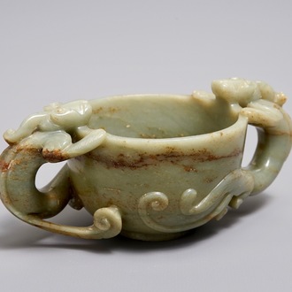 Een Chinese kop met chilong-grepen in celadon en bruine jade, wellicht vroege Qing