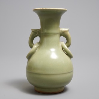 Een Chinese Longquan celadon vaas, Ming