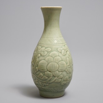 Een Chinese flesvormige celadon vaas met reliëfdecor, 18/19e eeuw