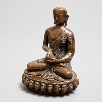 Een Tibetaanse bronzen figuur van Boeddha, 18/19e eeuw