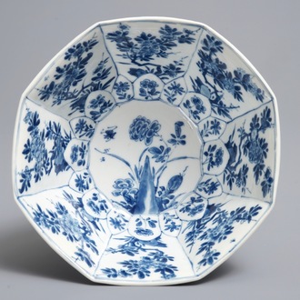 Een Chinese blauwwitte octagonale kom met floraal decor, Kangxi