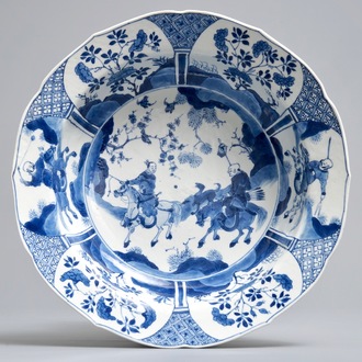 Een Chinese blauwwitte schotel met ruiters, Kangxi merk en periode