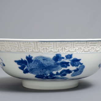 Un bol 'mantou' en porcelaine de Chine bleu et blanc, Kangxi