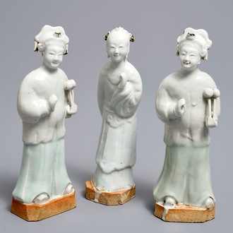Drie Chinese biscuit figuren met wit en celadon glazuur, Qianlong