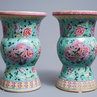 Une paire de vases en porcelaine de Chine famille rose pour le marché Straits ou Peranakan, 19ème
