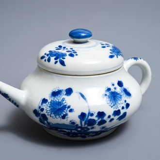 Een Chinese blauwwitte theepot met deksel naar Yixing-voorbeeld, Kangxi