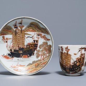 Een Chinese kop en schotel met grisaille en verguld decor van een schip, Yongzheng/Qianlong