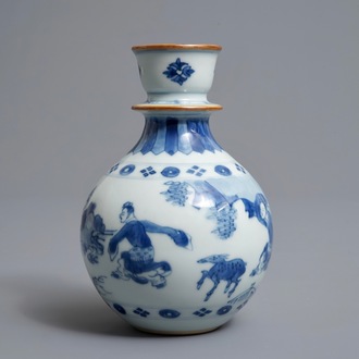Une base de narguilé en porcelaine de Chine bleu et blanc, Kangxi