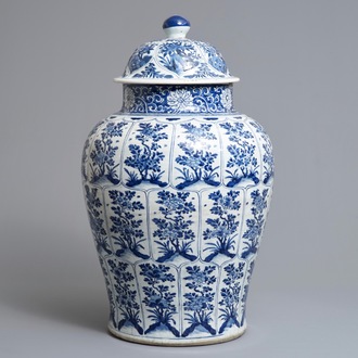 Un grand vase couvert en porcelaine de Chine bleu et blanc, Kangxi