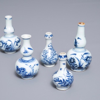 Cinq vases miniatures en porcelaine de Chine bleu et blanc, Kangxi