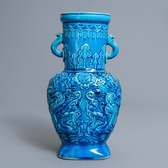 Een Chinese monochrome turquoise vaas met reliëfdecor, 18/19e eeuw