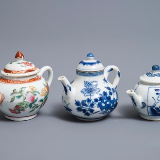 Drie Chinese blauwwitte en famille rose theepotten met deksels, Kangxi en Qianlong