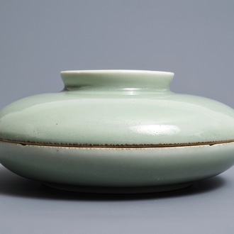 Een ronde Chinese celadon dekselkom met compartimenten, Qianlong merk, 19e eeuw