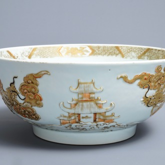 Een Chinese kom met verguld reliëfdecor van draken en vissen, Kangxi/Yongzheng