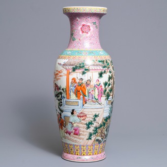 Een fijne Chinese famille rose vaas, Qianlong merk, Republiek, 20e eeuw