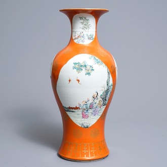 Een Chinese famille rose vaas met oranje fondkleur, Qianlong merk, Republiek, 20e eeuw