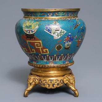 Een Chinese cloisonné jardinière met '100 antiquiteiten' decor op verguld bronzen voet, 18/19e eeuw