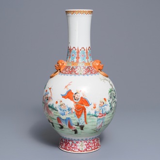 Un vase de forme tianqiu ping en porcelaine de Chine famille rose, marque de Qianlong, République, 20ème