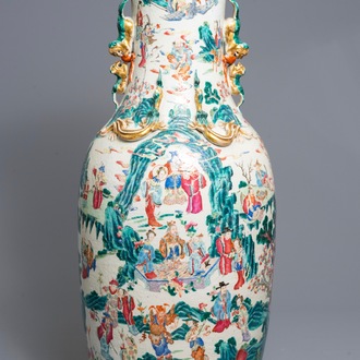 Un grand vase en porcelaine de Chine famille rose à décor d'immortels, 19ème