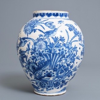 An English Delftware blue and white chinoiserie jar, 18th C.