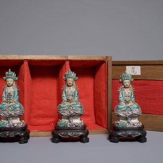 Drie Chinese email op biscuit figuren van Boeddha, 19e eeuw