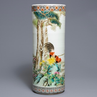 A cylindrical Chinese famille rose vase with roosters, Republic, 20th C.