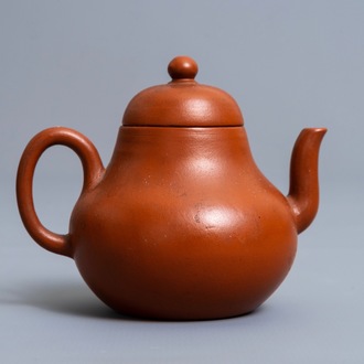 Een Chinese Yixing steengoed theepot met deksel, reliëfmerk, 18/19e eeuw