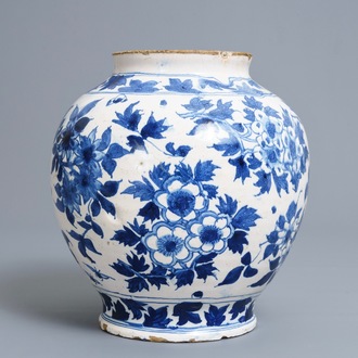 Een blauwwitte pot in Engels Delfts aardewerk met chinoiserie decor, 18e eeuw