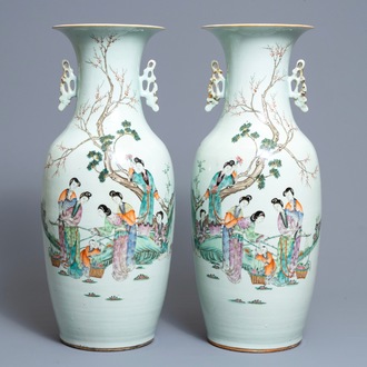 Une paire de vases en porcelaine de Chine famille rose, 19/20ème