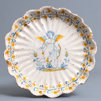 Een gelobde tazza met een putto in Italiaanse majolica, Deruta of Faenza, ca. 1600